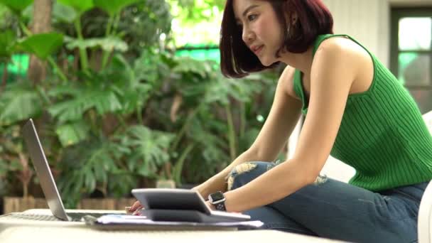 Jong Aziatisch Vrouw Werken Laptop Werf Werk Thuis Concept — Stockvideo