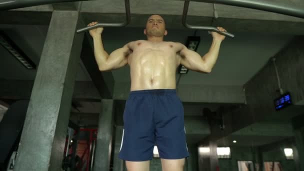 Homme Asiatique Avec Gros Muscles Entraînement Poids Gymnase — Video