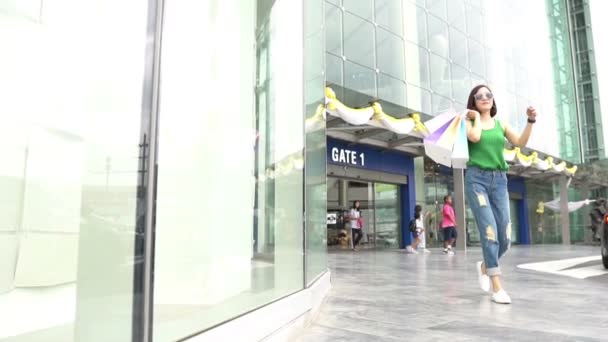 Wanita Asia Yang Cantik Berjalan Jalan Berbelanja Department Store — Stok Video