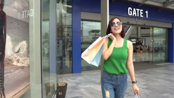 Hermosa Mujer Asiática Caminando Compras Grandes Almacenes — Vídeos de Stock