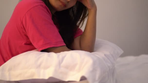 Yataktaki Asyalı Kadın Geceleri Uykusuzluk Çekiyor — Stok video