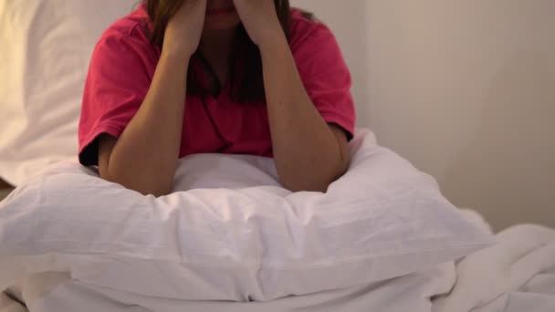 Asian Woman Bed Having Insomnia Nighttime — Stock Video