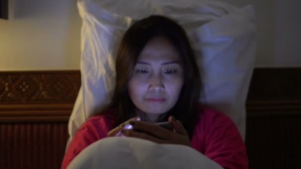 Asiatico Donna Giocare Smartphone Letto Nighttime — Video Stock
