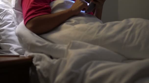 Ασιάτισσα Γυναίκα Παίζει Smartphone Στο Κρεβάτι Νύχτα — Αρχείο Βίντεο