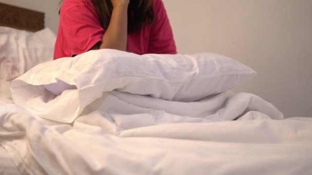 Mujer Asiática Cama Que Tiene Insomnio Por Noche — Vídeo de stock