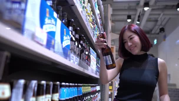 Bella Donna Asiatica Piedi Shopping Nel Supermercato — Video Stock