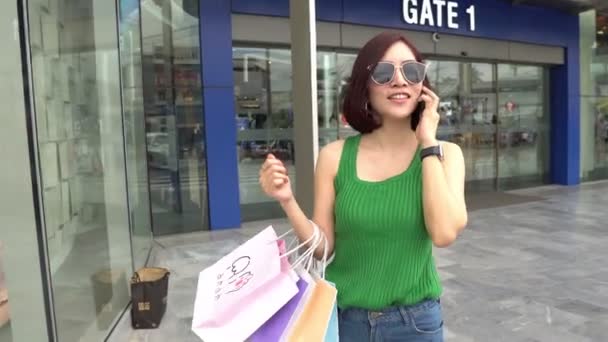 Hermosa Mujer Asiática Caminando Compras Grandes Almacenes — Vídeo de stock