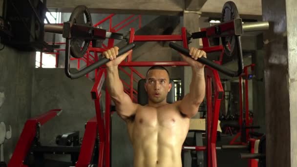 Азіатський Чоловік Великими Язами Вага Тренування Спортзалі — стокове відео