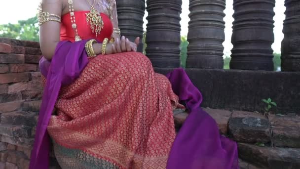 古代タイの衣装を着たアジア人女性の肖像と古い城の遺跡で幽霊の化粧 — ストック動画