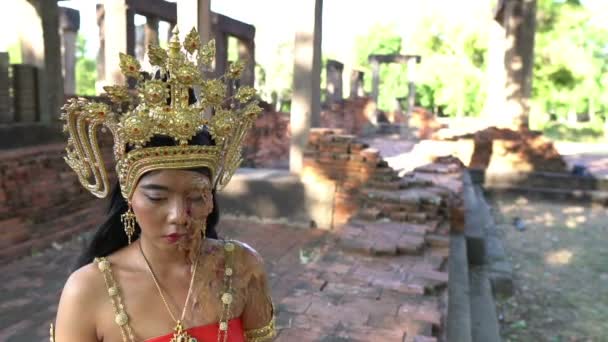 Eski Bir Şatoda Eski Bir Tayland Elbisesi Hayalet Makyajı Giymiş — Stok video