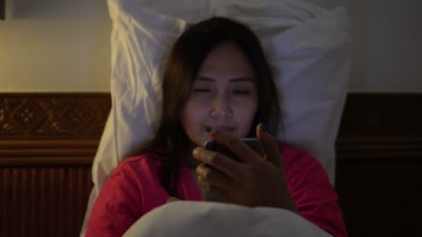 Asian Woman Play Smartphone Bed Nighttime — Stock Video