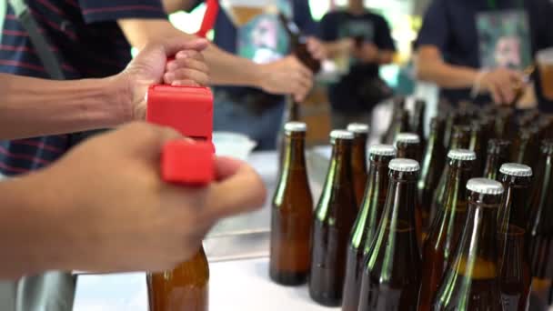 Закрытие Бутылок Пива Заводе Концепция Напитков — стоковое видео