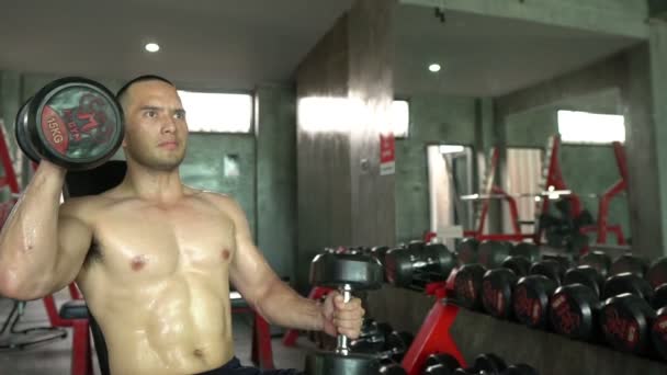 Asiatisk Man Med Stora Muskler Styrketräning Gymmet — Stockvideo