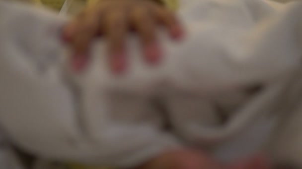 Nahaufnahme Von Süß Asiatisch Klein Mädchen Liegend Auf Die Bett — Stockvideo