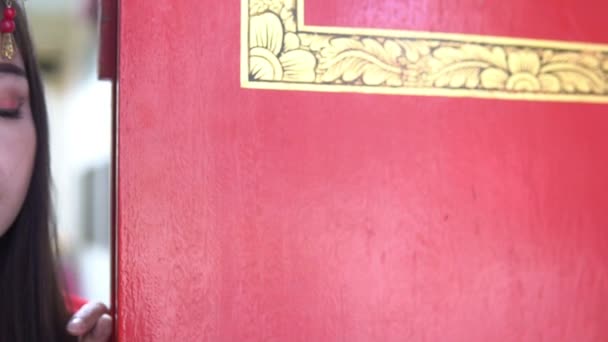 Портрет Женщины Старинном Тайском Красном Платье Золотой Короне — стоковое видео