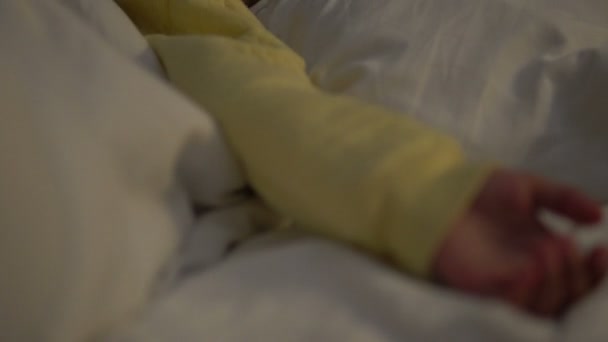 Close Cute Ásia Menina Deitado Cama Dormir Conceito Tempo — Vídeo de Stock