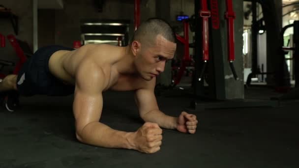 Человек Большими Мышцами Тренируется Тренажерном Зале — стоковое видео
