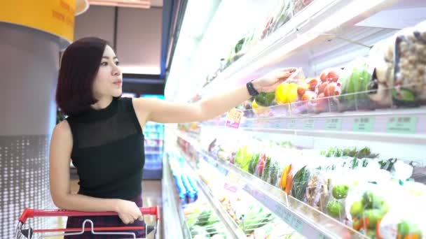 Piękne Azji Kobieta Spacery Zakupy Supermarket — Wideo stockowe