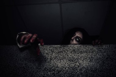 Asyalı kadın portresi hayalet yüzü, korku sahnesi, korkunç arka plan, Cadılar Bayramı posteri. 