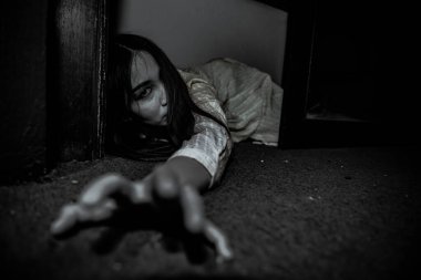 Asyalı kadın portresi hayalet yüzü, korku sahnesi, korkunç arka plan, Cadılar Bayramı posteri. 