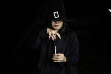 Siyah arka planda cadı kostümü giyen güzel Asyalı kadın portresi