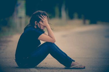 Asyalı güzel kız ormanda kendini yalnız hissediyor, üzgün kadın konsepti.