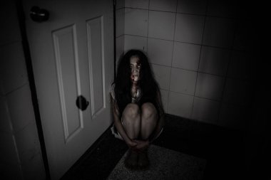 Asyalı kadın portresi hayalet yüzü, korku sahnesi, korkunç arka plan, Cadılar Bayramı posteri. 