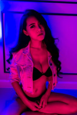 Yatak odasında poz veren güzel Asyalı seksi kadın portresi.