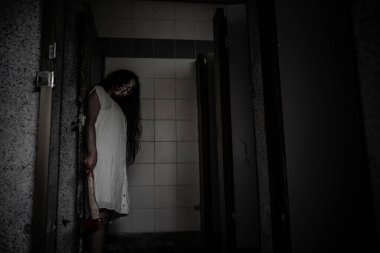 Asyalı kadın portresi hayalet yüzü, korku sahnesi, korkunç arka plan, Cadılar Bayramı posteri. 