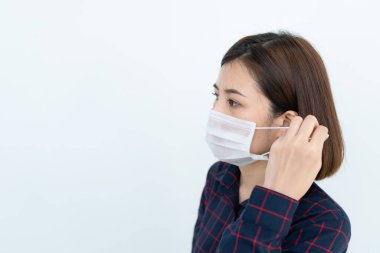 Koronavirüsü korumak için Asyalı gezgin kadın maske takıyor.