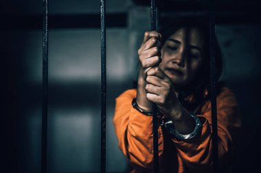 Demir hapishaneyi yakalamak isteyen kadının portresi, mahkum konsepti.
