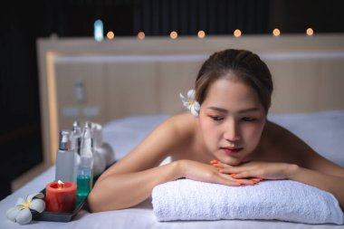 Asyalılar masaj sırasında dinlenen güzel bir kadın.