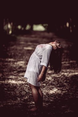 Asyalı kadın portresi hayalet yüzü, korku sahnesi, korkunç arka plan, Cadılar Bayramı posteri. 