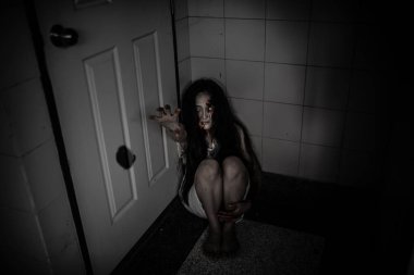 Asyalı kadın portresi hayalet yüzü, korku sahnesi, korkunç arka plan, Cadılar Bayramı posteri. 