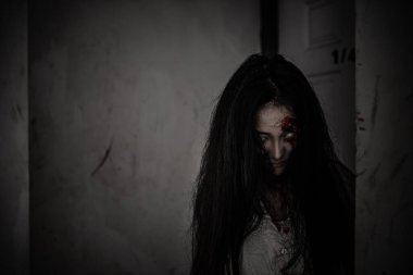 Asyalı kadın portresi hayalet yüzü, korku sahnesi, korkunç arka plan, Cadılar Bayramı posteri. 