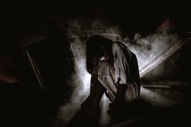 Asyalı kadın portresi hayalet yüzü, korku sahnesi, korkunç arka plan, Cadılar Bayramı posteri. 