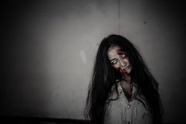 Asyalı kadın portresi hayalet yüzü, korku sahnesi, korkunç arka plan, Cadılar Bayramı posteri. 