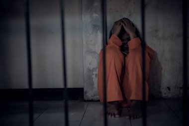 Demir hapishaneyi yakalamak isteyen kadının portresi, mahkum konsepti.