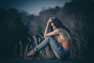 Güzel Taylandlı kadın dışarıda oturan karşılıksız aşktan çok üzgün. 