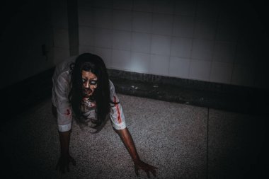 Asyalı kadın portresi hayalet yüzü, korku sahnesi, korkunç arka plan, Cadılar Bayramı posteri. 