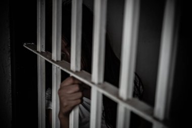 Demir hapishaneyi yakalamak isteyen kadının portresi, mahkum konsepti.