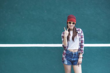 Asyalı hippiler fotoğraf çekmek için poz veriyor. Modern kadınların yaşam tarzı.