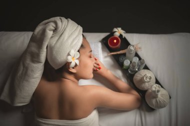 Asyalılar masaj sırasında dinlenen güzel bir kadın.