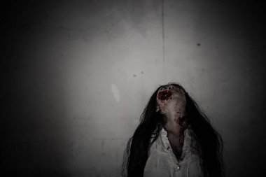 Asyalı kadın portresi hayalet yüzü, korku sahnesi, korkunç arka plan, Cadılar Bayramı posteri. 