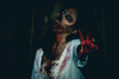 Asyalı kadın portresi hayalet yüzü, korku sahnesi, korkunç arka plan, Cadılar Bayramı posteri. 