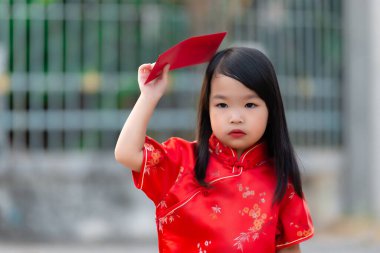Cheongsam elbisesi içindeki güzel Asyalı kız portresi Mutlu Çin yeni yılı konsepti