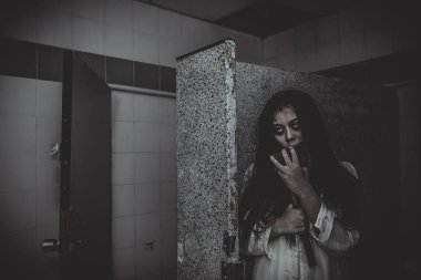 Asyalı kadın portresi hayalet yüzü, korku sahnesi, korkunç arka plan, Cadılar Bayramı posteri. 