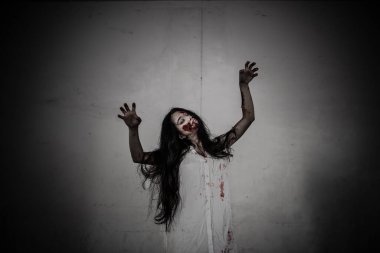 Asyalı kadın portresi hayalet yüzü, korku sahnesi, korkunç arka plan, Cadılar Bayramı posteri. 