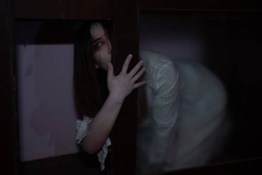 Asyalı kadın portresi hayalet yüzü, korku sahnesi, korkunç arka plan, Cadılar Bayramı posteri. 