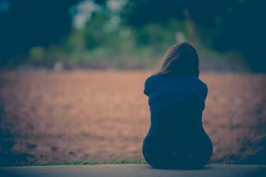 Asyalı güzel kız ormanda kendini yalnız hissediyor, üzgün kadın konsepti.